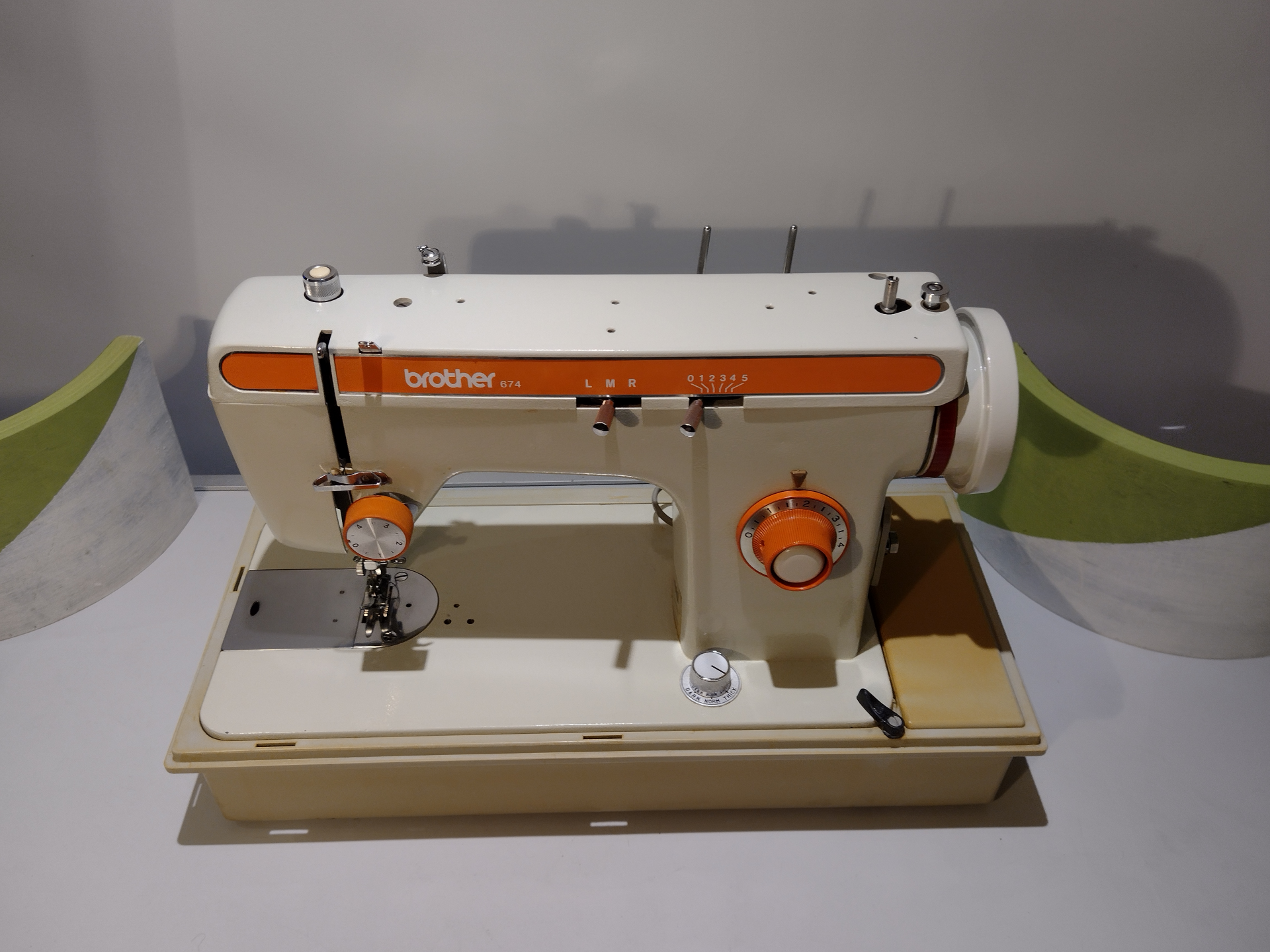 Brother 674 – Vintage Naaimachine | Goed Werkend & Zeer Sterk