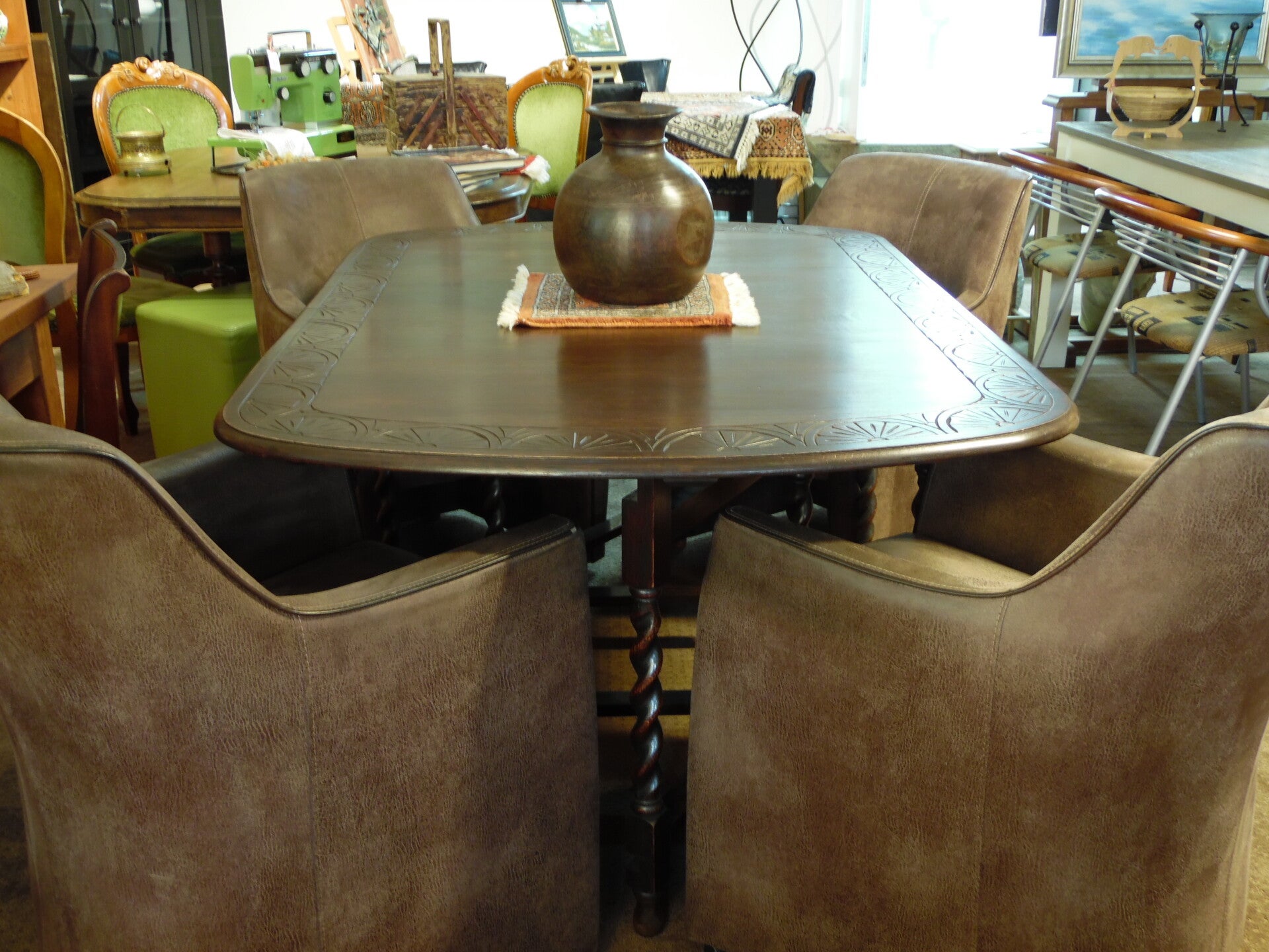 Vintage eettafel met stoelen in sfeervolle showroom