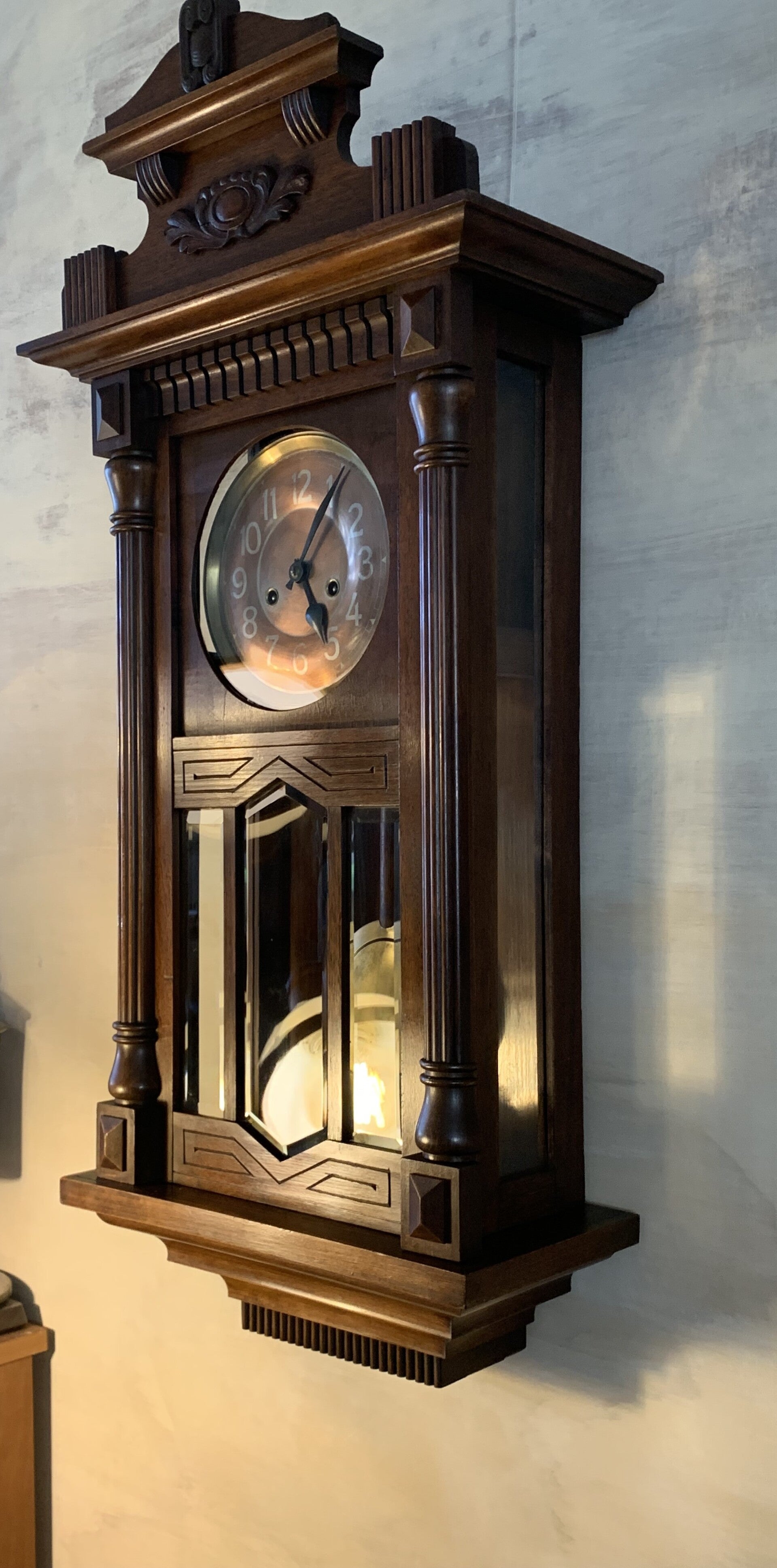 Vintage wandklok met koperen wijzerplaat en mechanisch uurwerk Ref.nr. KL-102