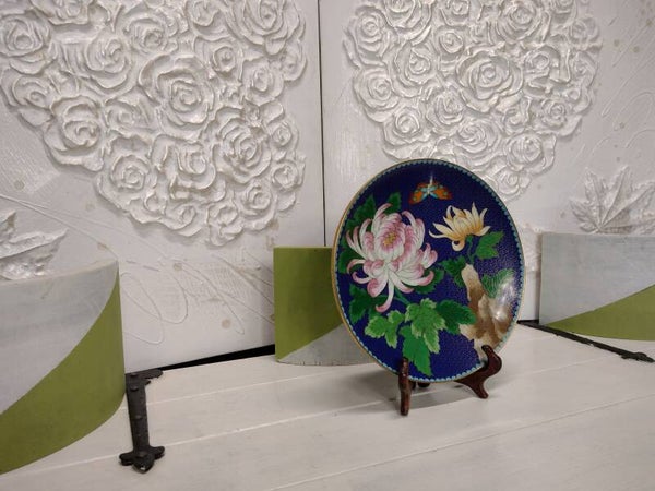 Vintage handgemaakt cloisonné wandbord Ø23 cm – chrysant en vlinder