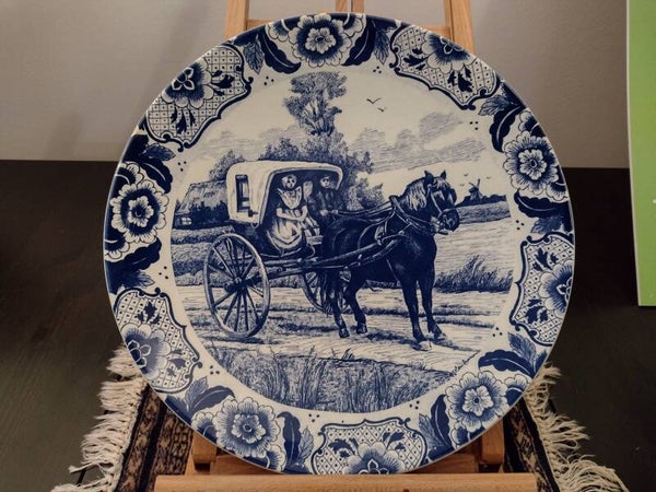 Vintage handbeschilderd Delfts Blauw sierbord met koets – Ø38,5 cm