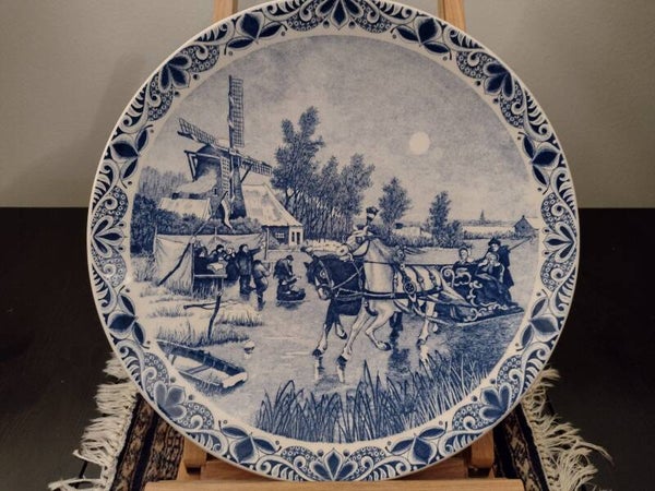 Vintage handbeschilderd Delfts Blauw wandbord Ø39 cm – Winterlandschap met arrenslee en molen