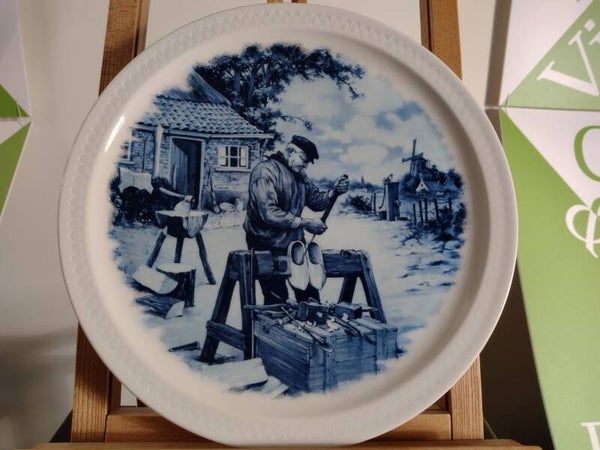 Vintage Delfts blauw sierbord Klompenmaker – Ter Steege Holland Ø28,5 cm