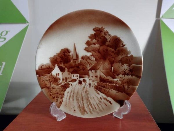 Vintage wandbord met sepia dorpslandschap Ø24,5 cm – begin 20e-eeuwse uitstraling