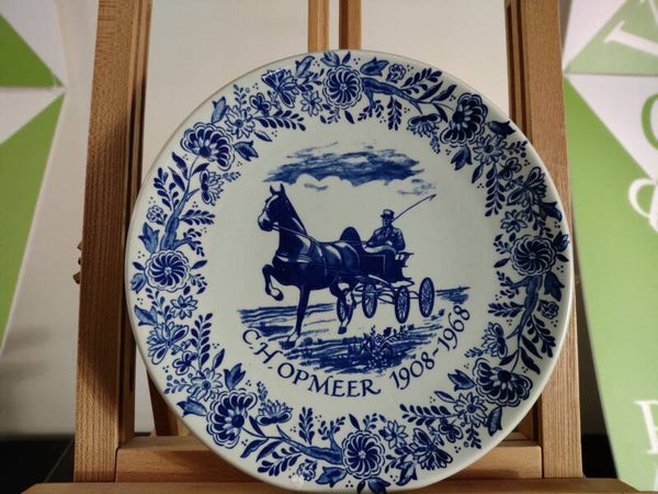 Vintage Delfts blauw wandbord Opmeer 1908–1968 met paard en rijtuig Ø21,5 cm