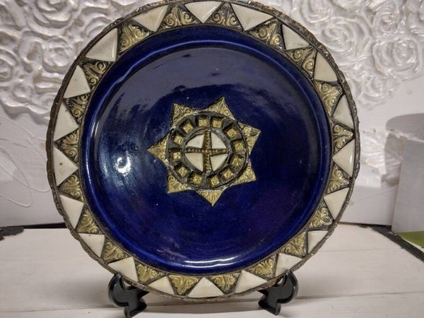 Vintage Marokkaanse sierschaal Bleu de Fès – kobaltblauw met metaaldecor Ø27,5 cm