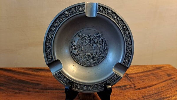 Vintage SKS Zinn 95% tinnen asbak met jachttafereel – jager en hond – ca. 15 cm