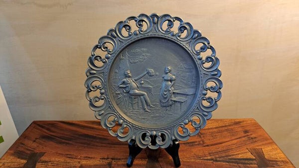 Vintage Frieling-Zinn 95% tinnen wandbord – landelijk tafereel met man en vrouw – ca. 28 cm