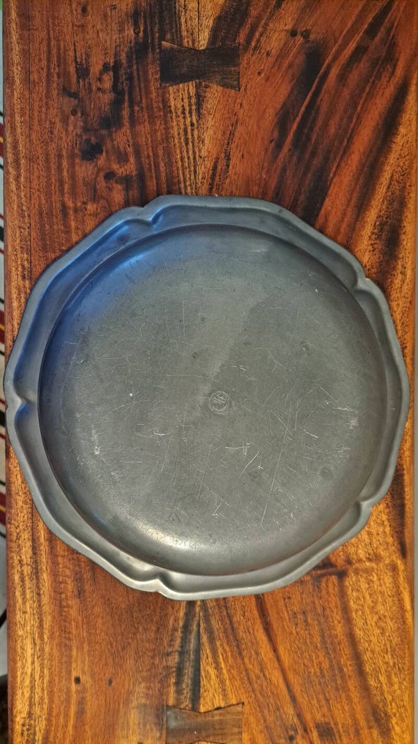 Vintage tinnen schaal met geschulpte rand en meesterstempel – Ø ca. 26 cm