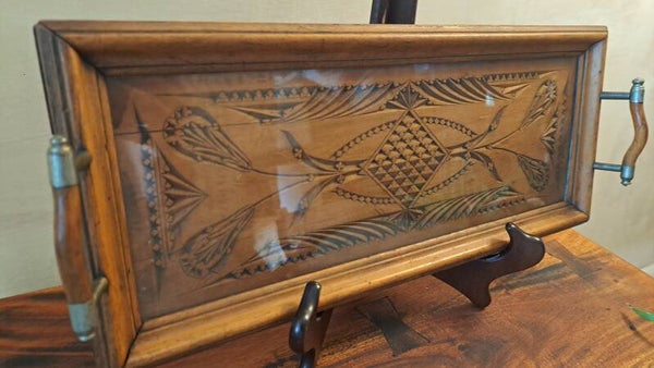 Vintage houten dienblad met oud geometrisch snijwerk onder glas – 38 cm