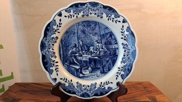 Vintage Regina Delft handbeschilderd wandbord nr. 436 – Jan Steen tafereel – Ø 28 cm