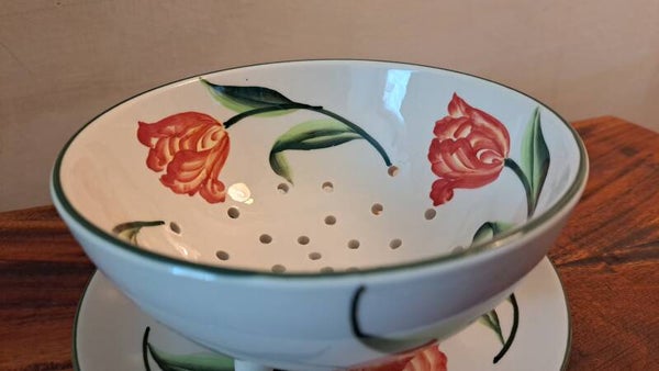 Vintage Delfts polychroom vergiet met onderschaal – handbeschilderd tulpdecor – Holland