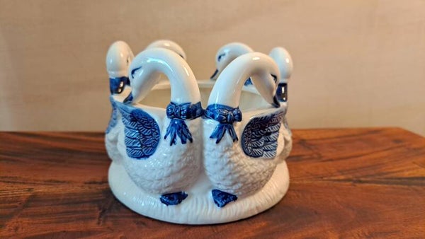Vintage keramieken sierpot met zwanen – blauw-wit reliëfdecor – ca. 15 × 11 cm