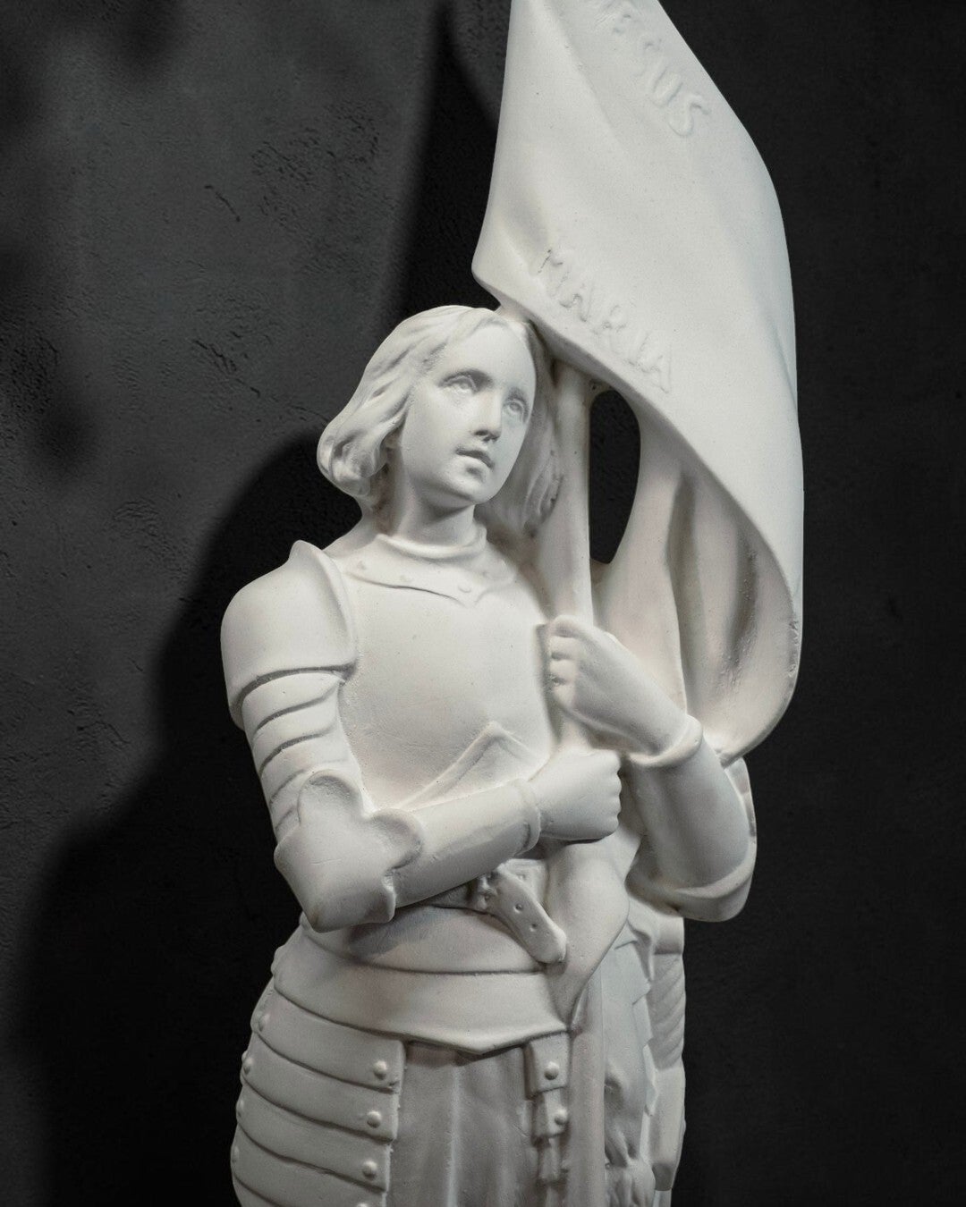 Retouche artisanale d’une statue religieuse dans notre atelier