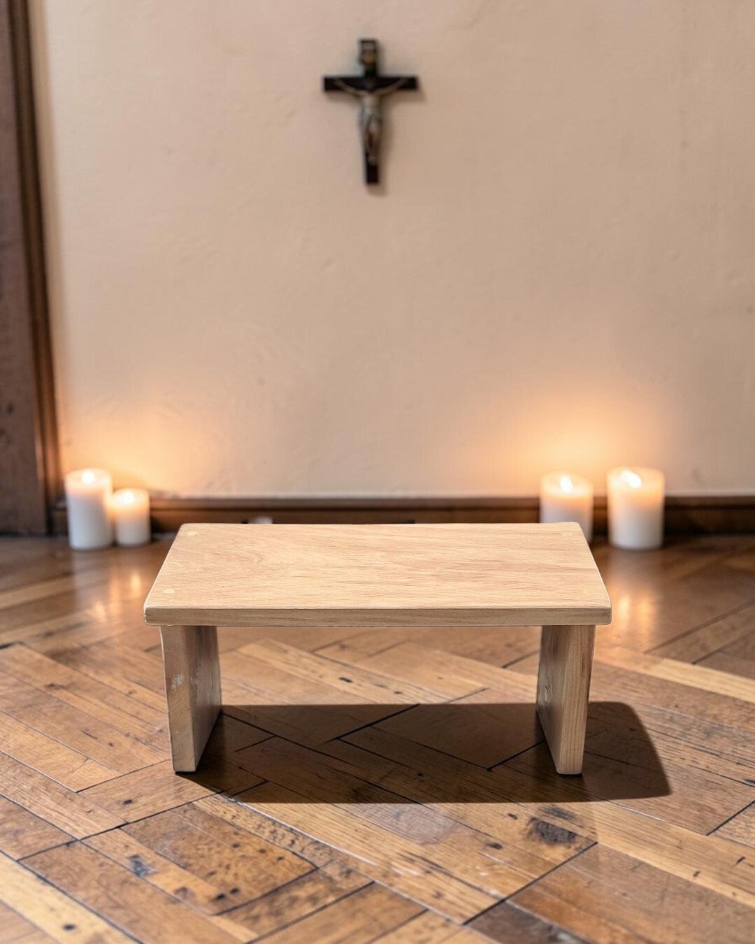 Statue de Saint Gérard en plâtre blanc de 23cm, prié par les femmes qui veulent avoir un enfant, reproduit par l'atelier statuaire