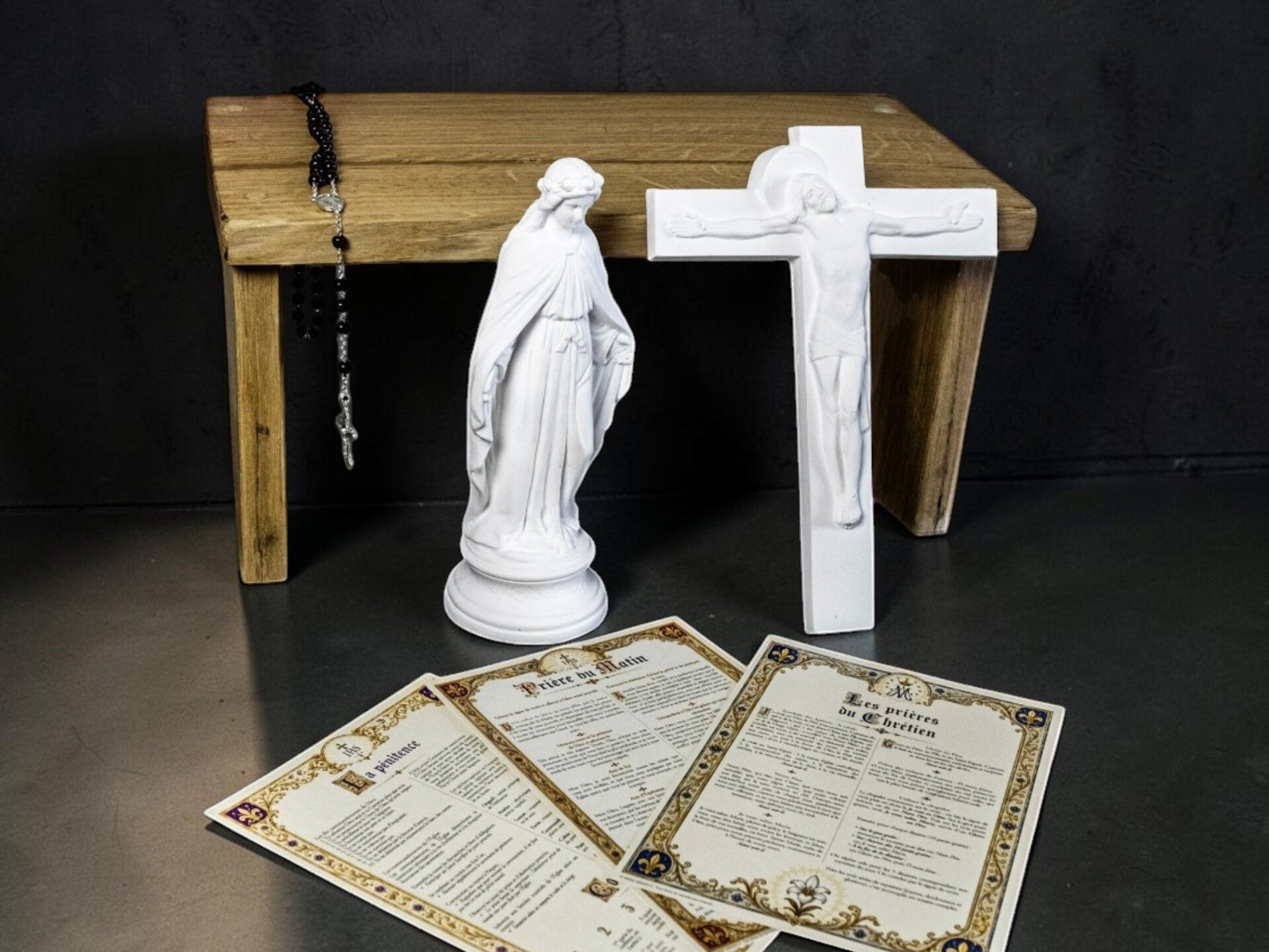 Christ portant sa croix, sculpture religieuse détaillée pour coin prière et méditation, décoration chrétienne intérieure