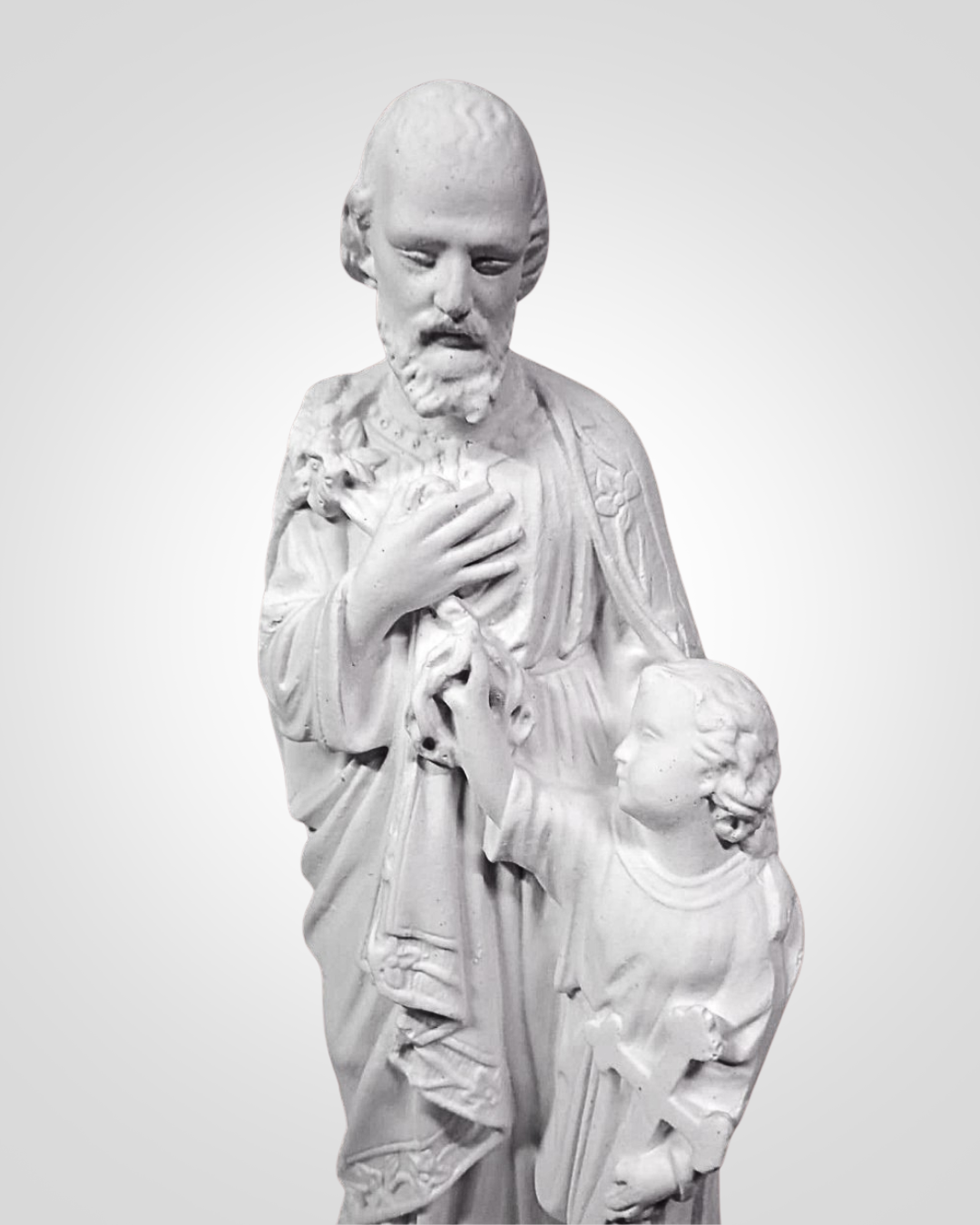 Statue de Saint Joseph tenant l’Enfant Jésus, symbole de protection et de dévotion dans la foi chrétienne, décor pour coin prière et oratoire domestique