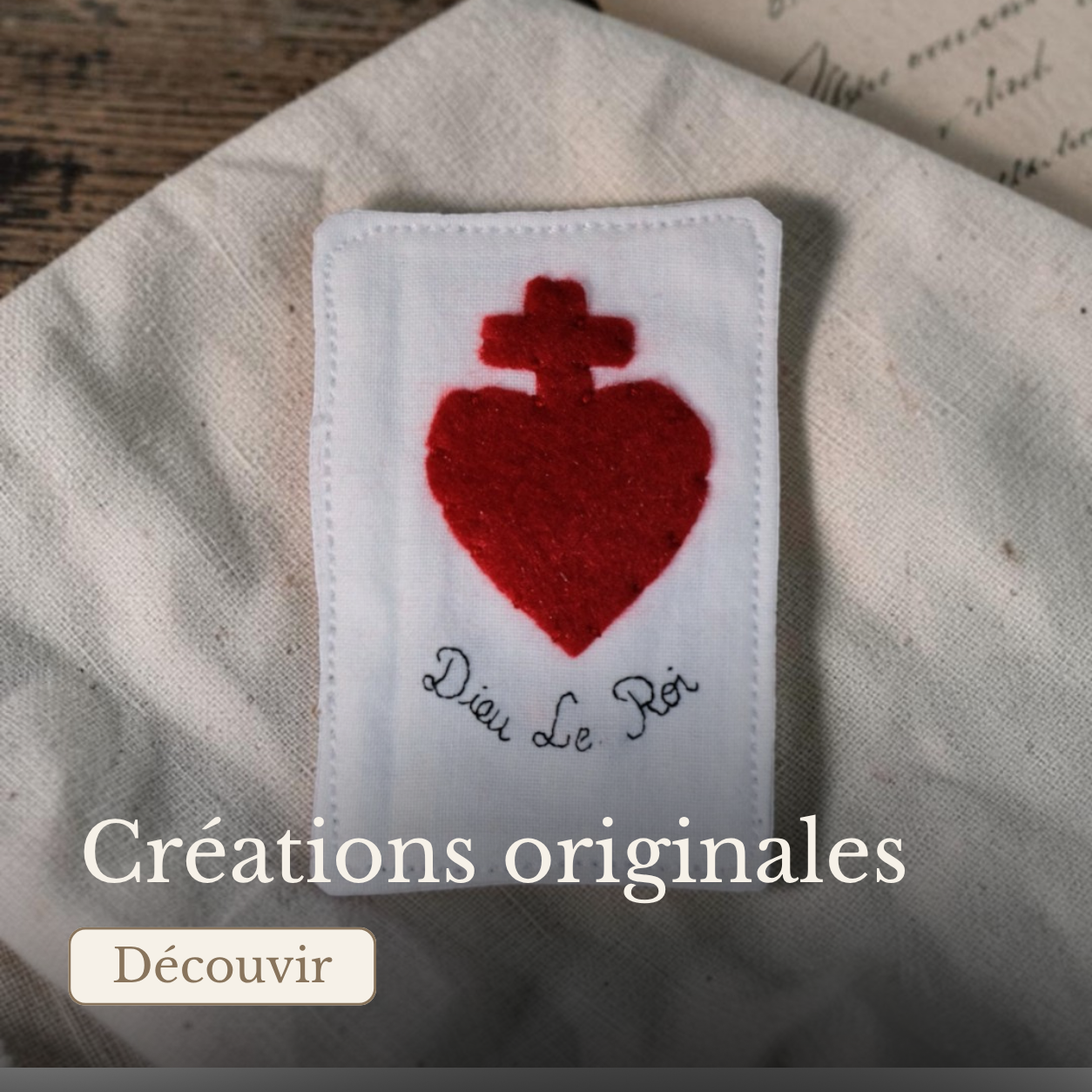 Créations originales de l'atelier statuaire : croix en tissus, scapulaires etc