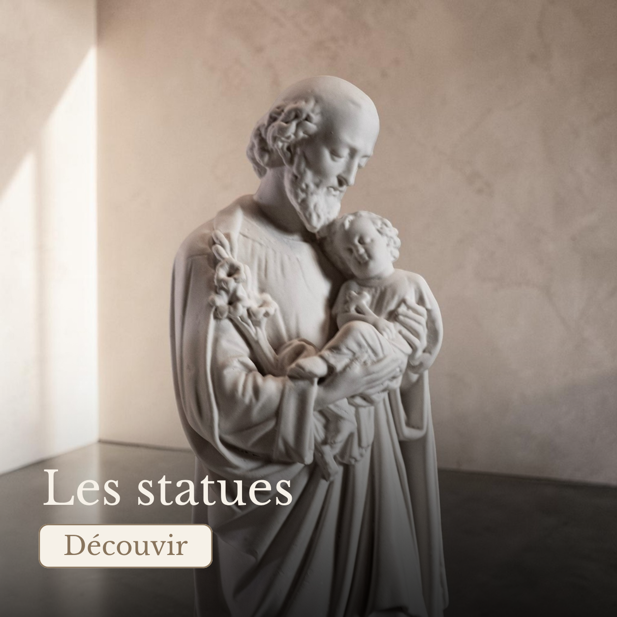 Ensemble de statues fabriquées à la main de manière artisanale par l'atelier statuaire.