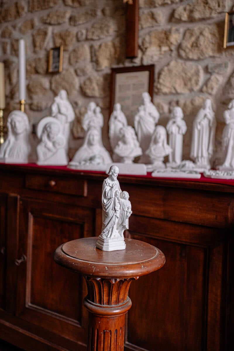 Statuette en platre de st Joseph à l'enfant aux multiples détails. Objet de dévotion fabriqué en france.