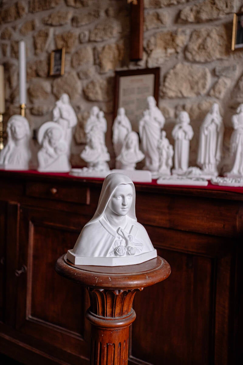 Buste religieux de ste Thérèse en plâtre, fabriqué à la main dans l'atelier statuaire, en France