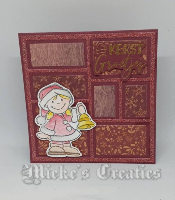 kerst groentjes meisje met kerstpakje en bel