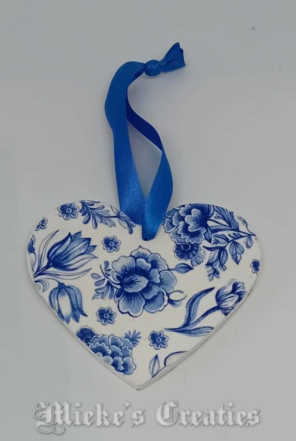 delfsblauwe bloemen gips hart