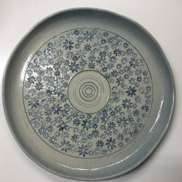 Plat fleurs bleues en grès .