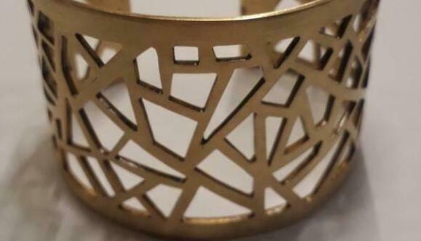 Armband met geometrische motieven.
