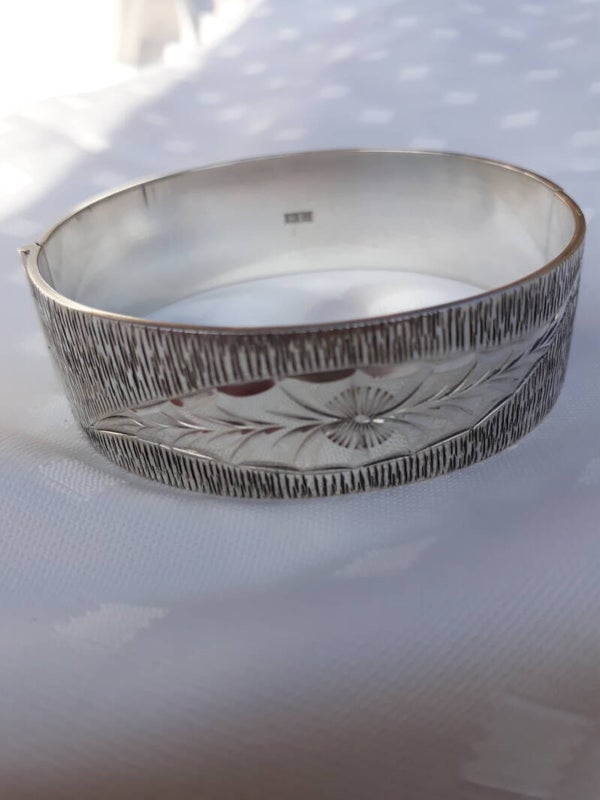 Zilveren armband met mooie gravering.