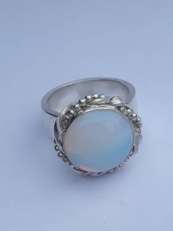 Zilveren ring met opaline glas.