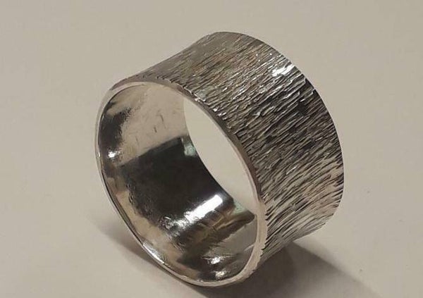 Zilveren ring met handgeslagen motief