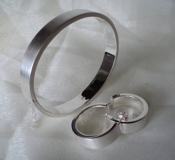 Zilveren armband met bijhorende oorringen