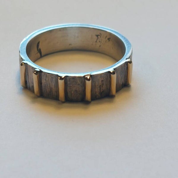 Zilveren ring met gouden accenten.