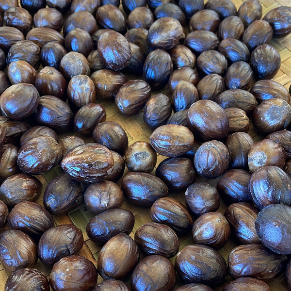 Noix de muscade avec coque 10 pièces