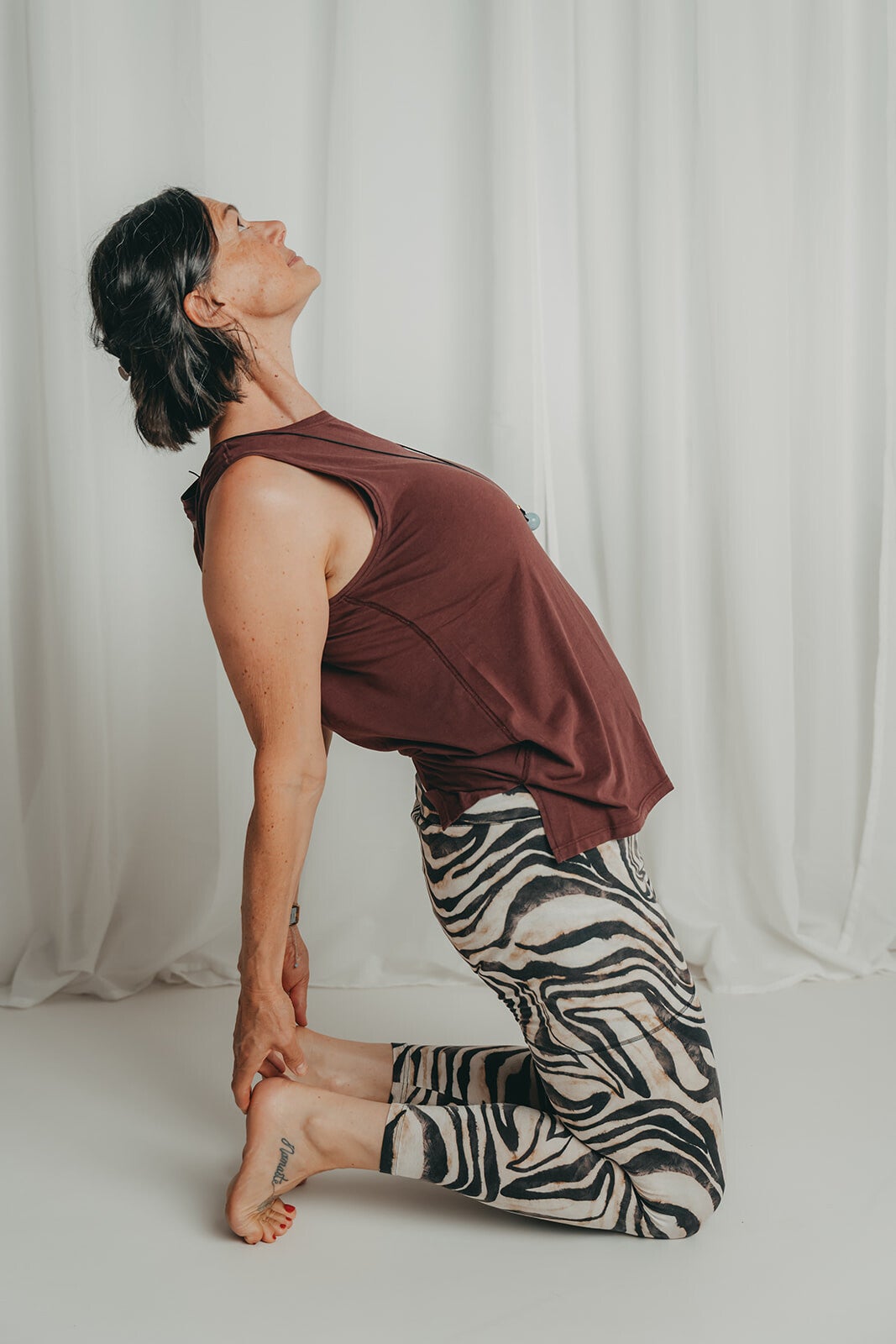 Sandra in der Yogahaltung Krieger 3