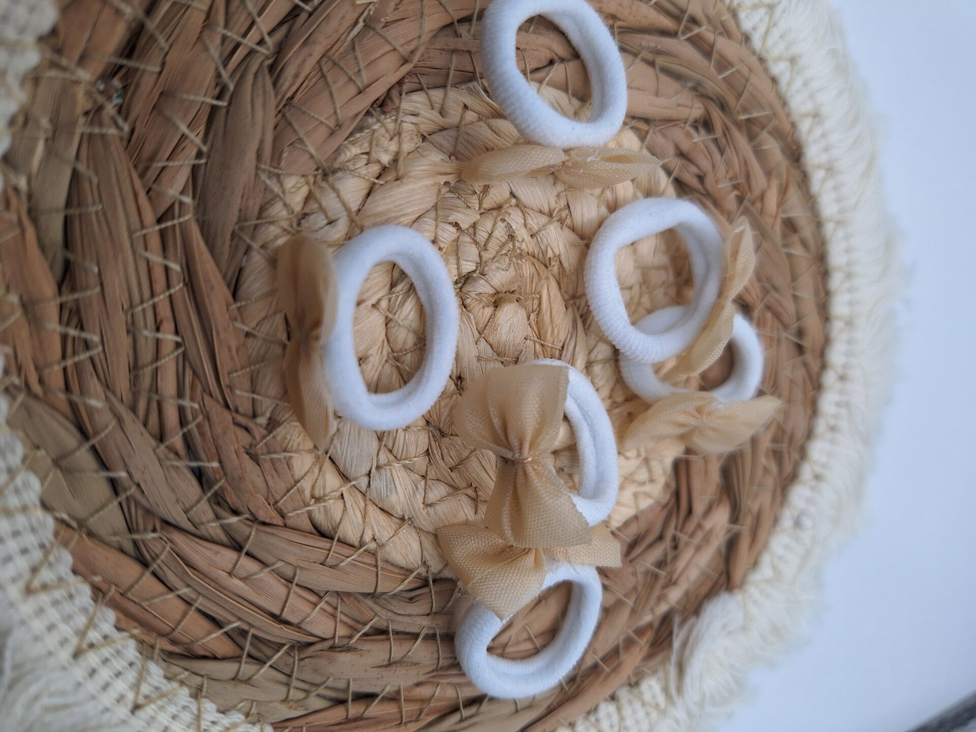 Klein bruin strikje op wit stiekje