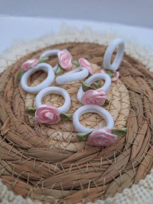 Roze roosje op wit stiekje