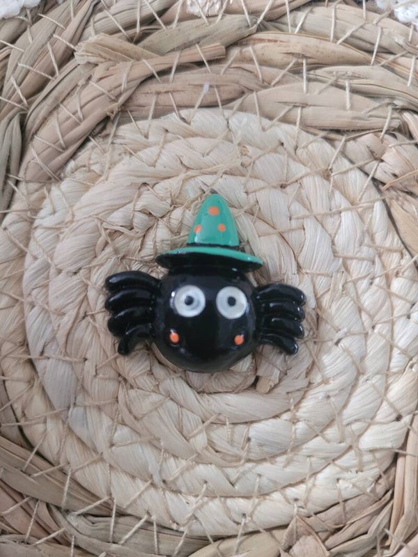 Halloween flatback spinnetje met hoed