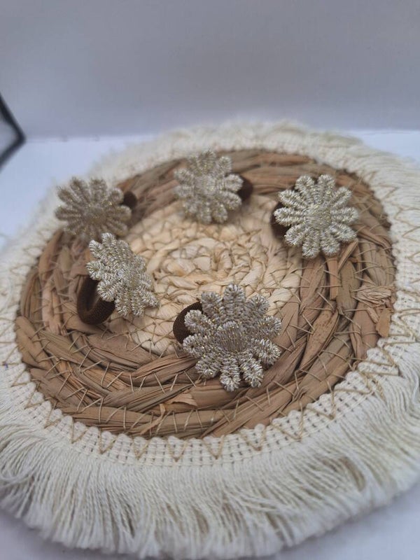 Goud bloemetje op donkerbruin stiekje