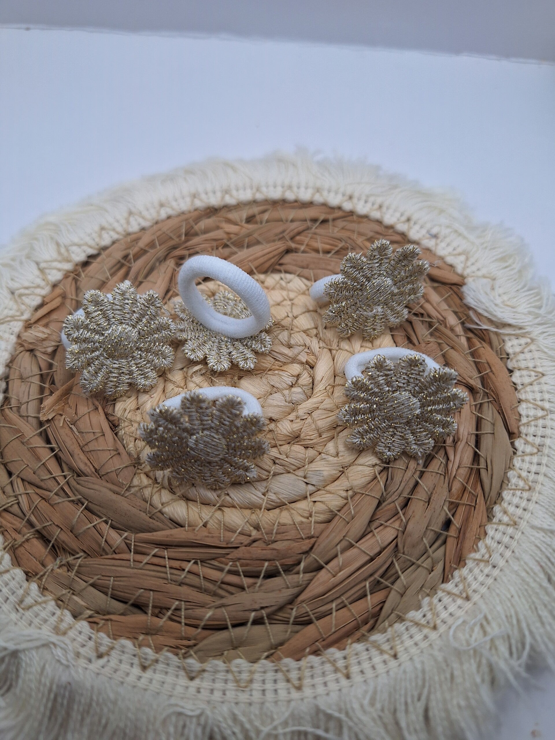 Goud bloemetje op wit stiekje