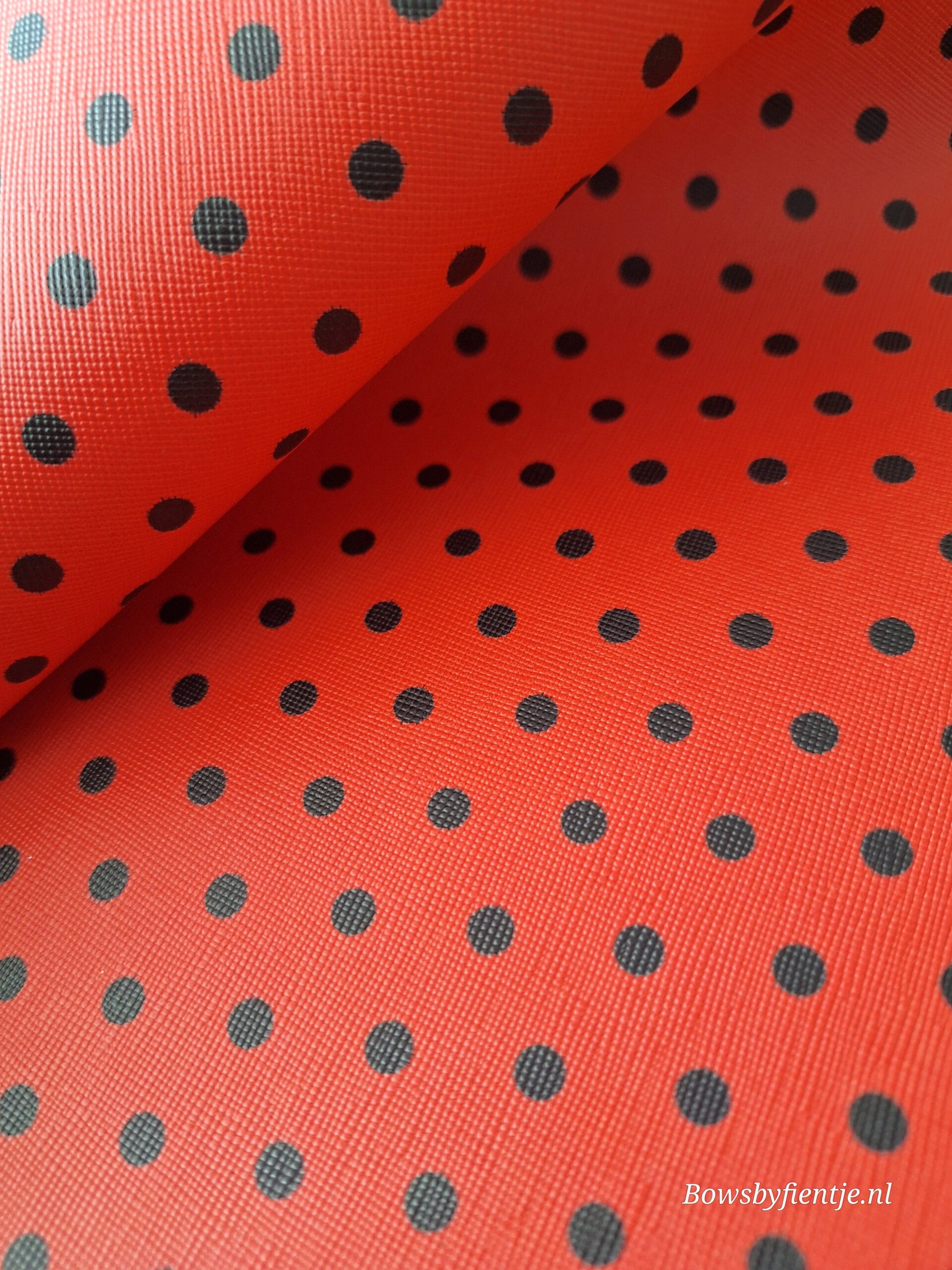 Rood met zwarte stippen #pr102