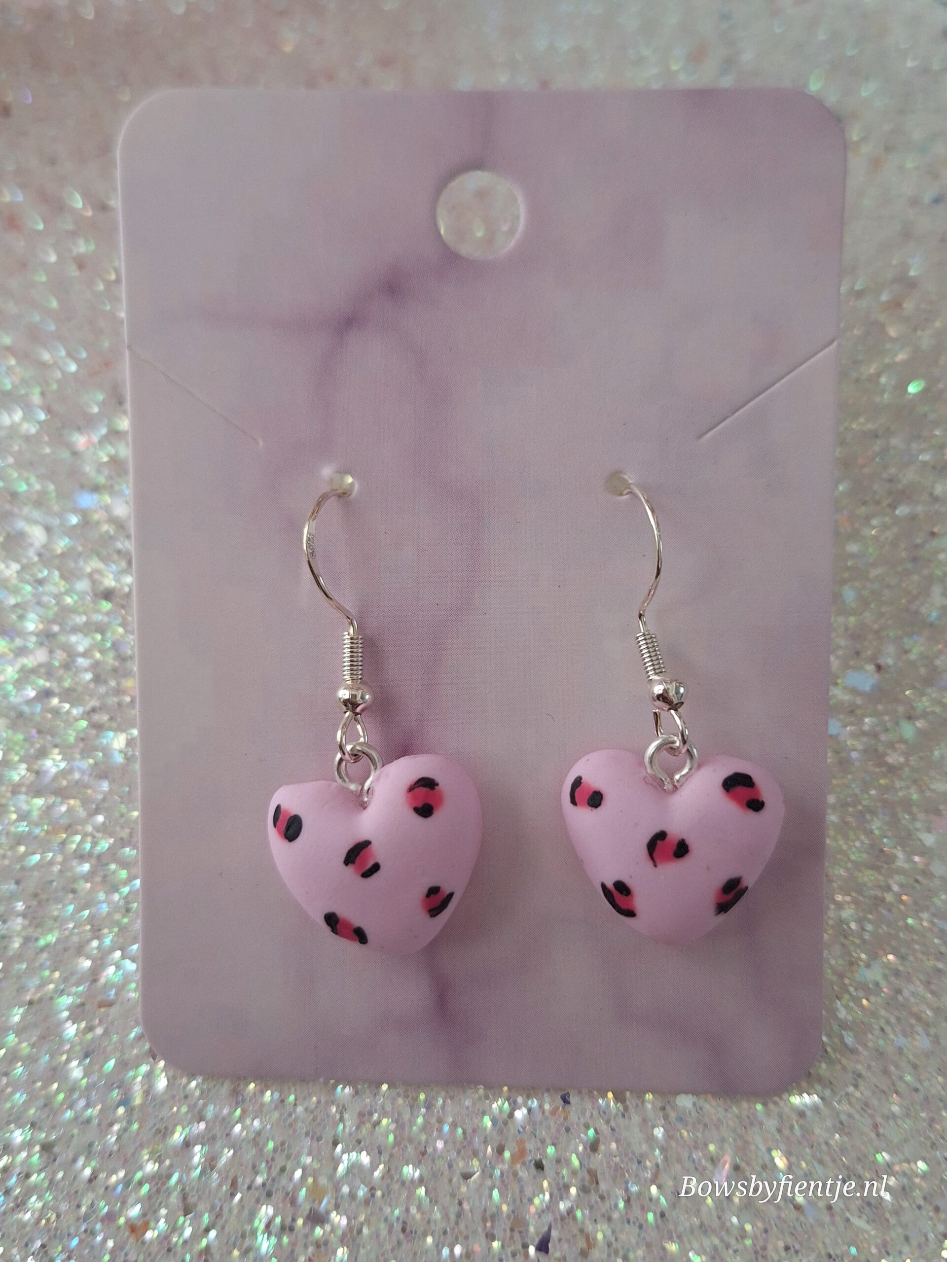 Oorbelletjes panterprint hartjes roze