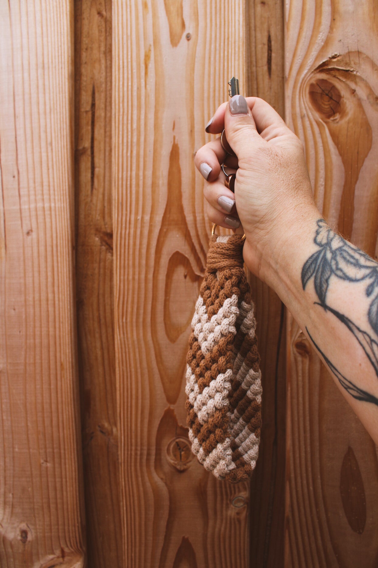 wristlet - arrow | caramel