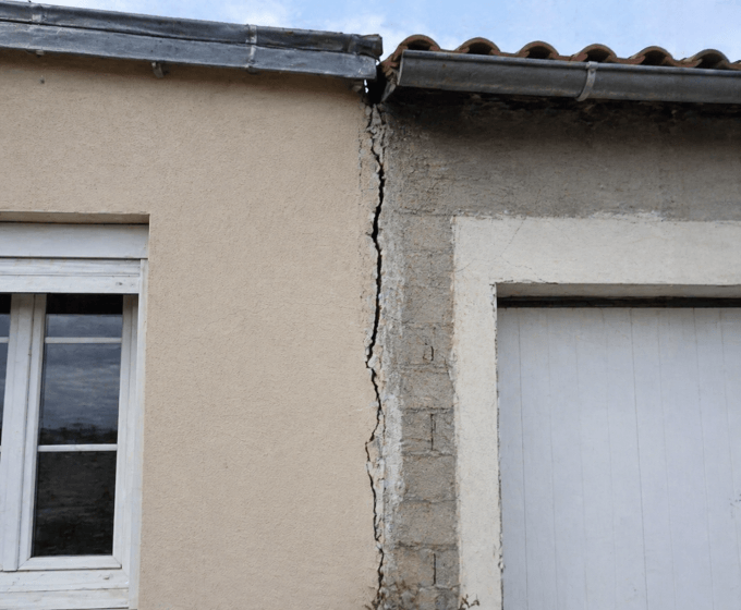 Fissuration verticale liée à l’absence de joint de désolidarisation entre deux ouvrages