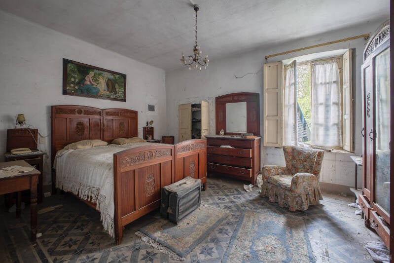 Een groen verlaten huis