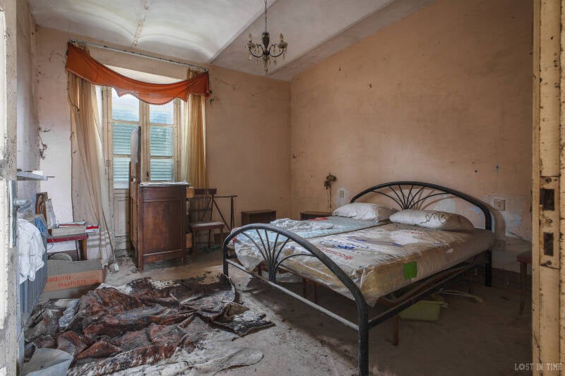 Een groen verlaten huis