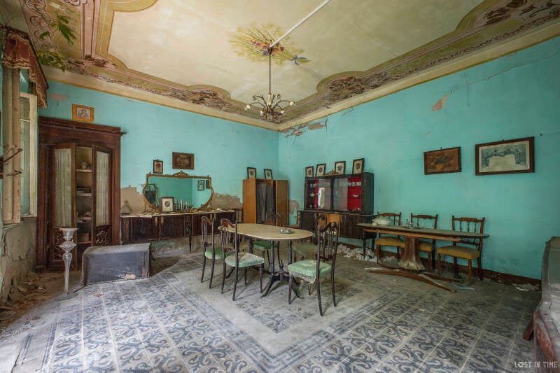 Een groen verlaten huis