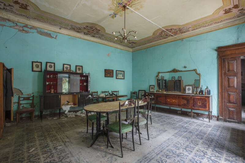 Een groen verlaten huis
