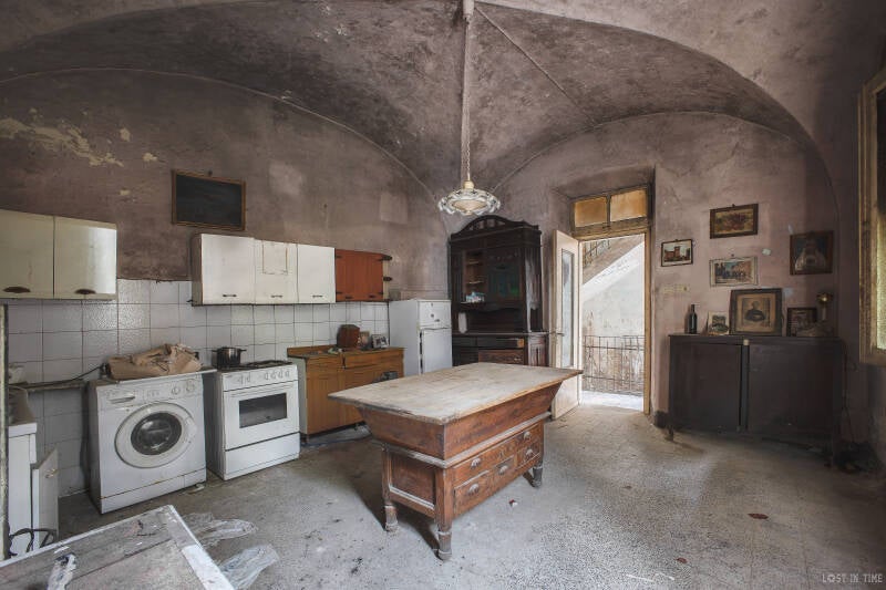 Een groen verlaten huis